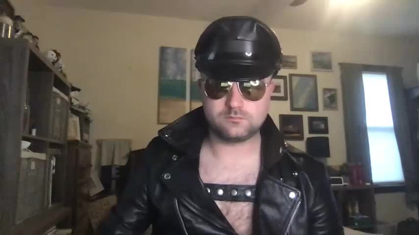 the guy in leather's Live Cam