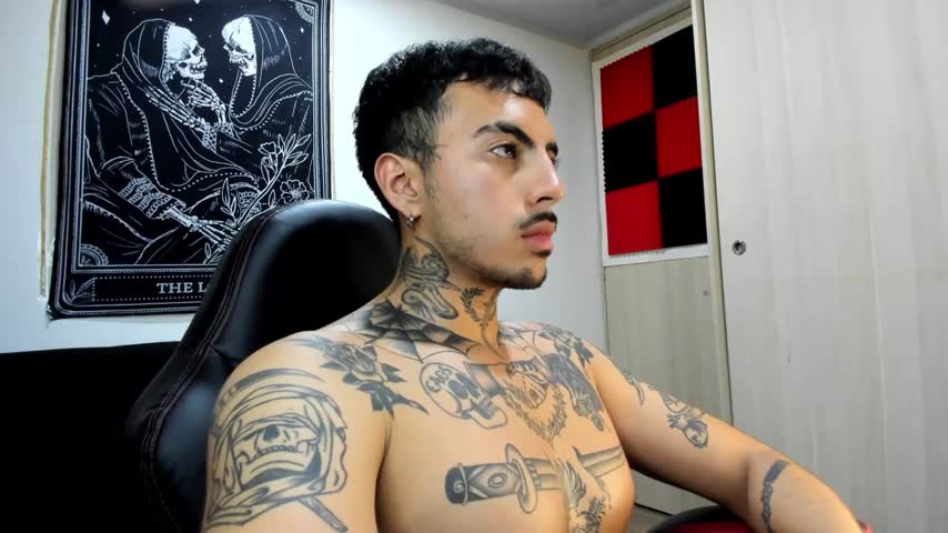 Alejandro (help me to reach 200 thumps up)'s Live Cam
