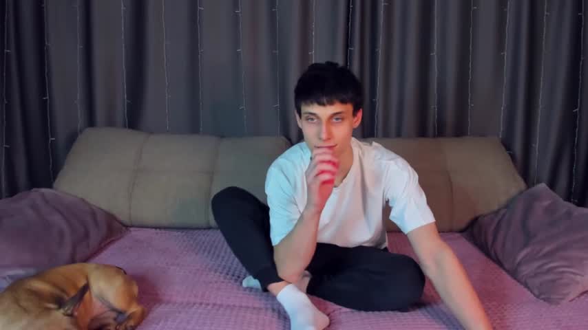 Peter (https://fans.ly/Peter_Guess)'s Live Cam
